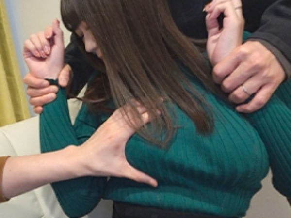 【寝取られ人妻】「ダメ…これ以上は…」巨乳妻が友人のデカチンに翻弄され、夫の前でイカされまくり！嫌がるフリして感じちゃう敏感ボディに興奮必至！