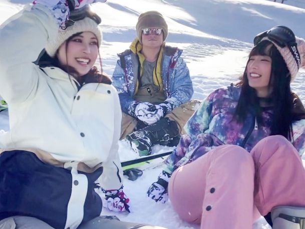 【ゲレンデナンパ】雪のように白い肌の女子大生2人組をゲット！飲み会で盛り上がり、オモチャで敏感ボディを開発！！ドスケベな本性を見せた美白女子との乱れセックス♡