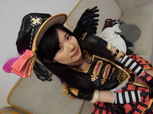 【アイドル初体験】20歳ピチピチアイドルがコスプレで大胆挑戦！着衣のままハメられ、騎乗位で感じまくり！正常位では連続イキの嵐で、アイドルも我慢できずに本気汁ダダ漏れ♡