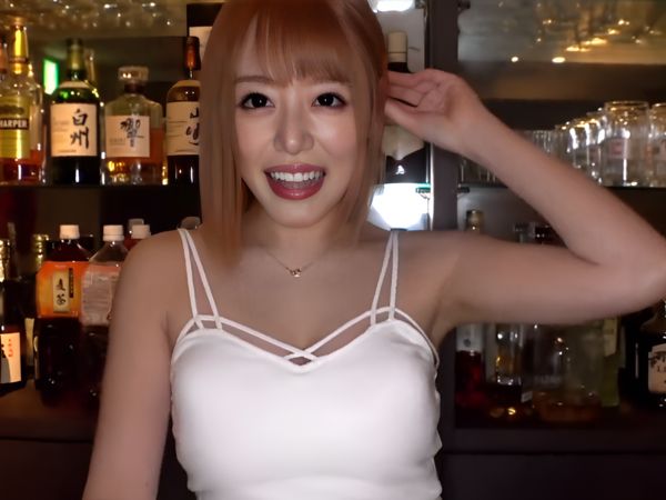 【スポーツバー店員の裏バイト】『お客さん、気持ちいい…』フェラ上手な女の子がジュルジュル音を立てながらチンポを舐め、騎乗位で激しく腰を振り絶頂！スポーツで鍛えたボディがエロすぎる♡