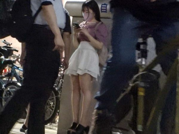 【街角ナンパ】童顔ロリ少女をホテルでハメ倒し！10代のピチピチボディにオジサンのチ○コをガン突きピストン！ウブな少女が感じまくる姿がたまらない！若さ溢れるエロさに興奮必至！！♡